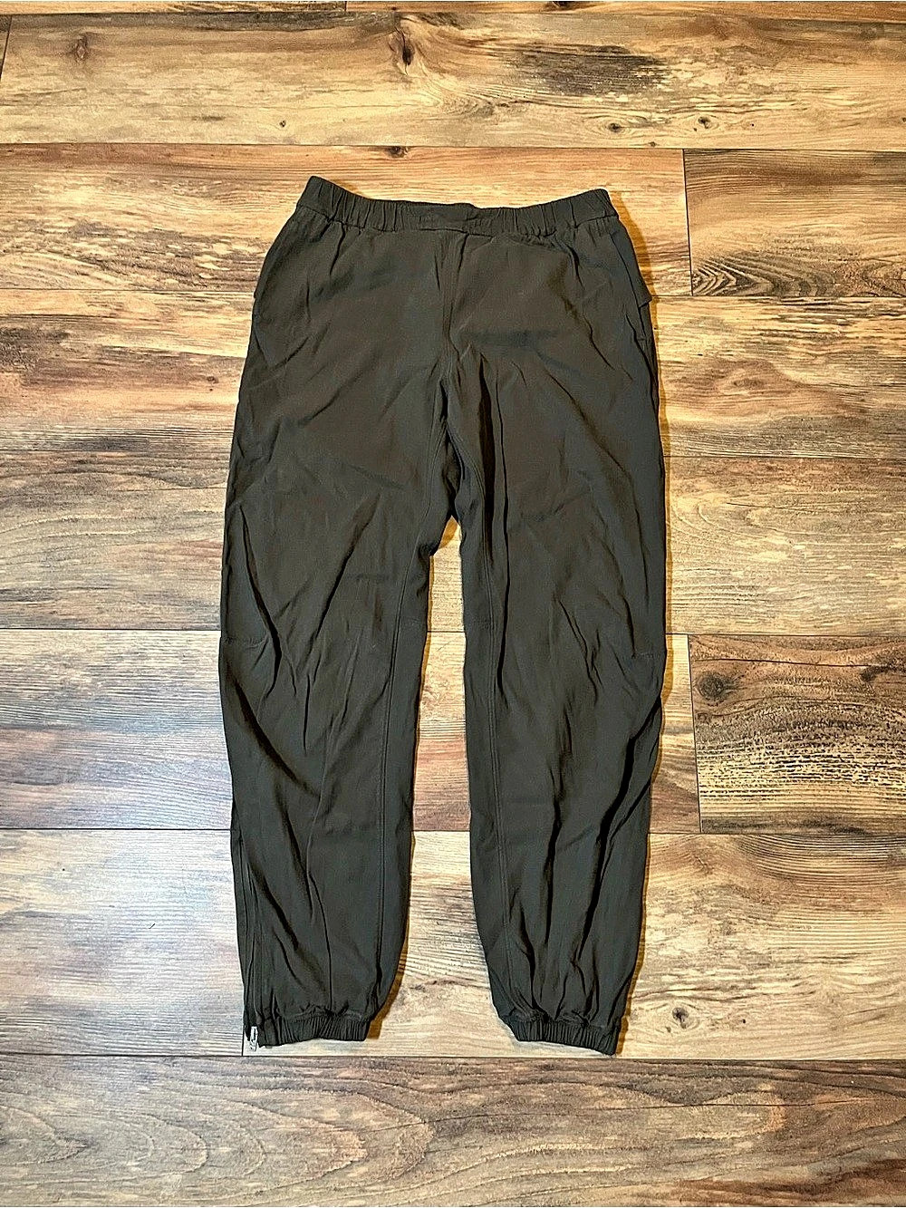 Lululemon Essential Affinity Mid Rise Jogger Olive Green Women’s 6 Active